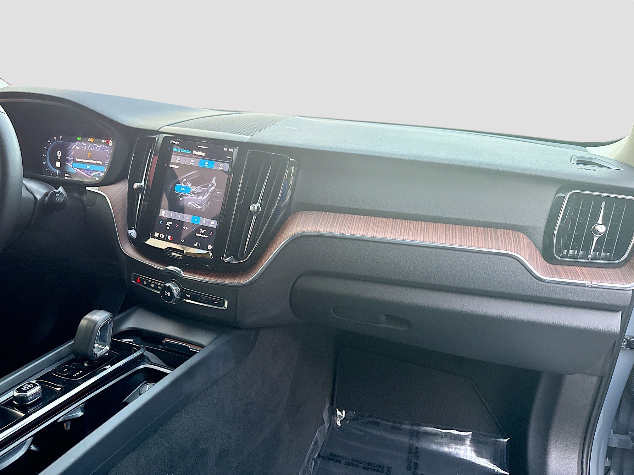 Used 2024 Volvo XC60 B5 Plus image 31