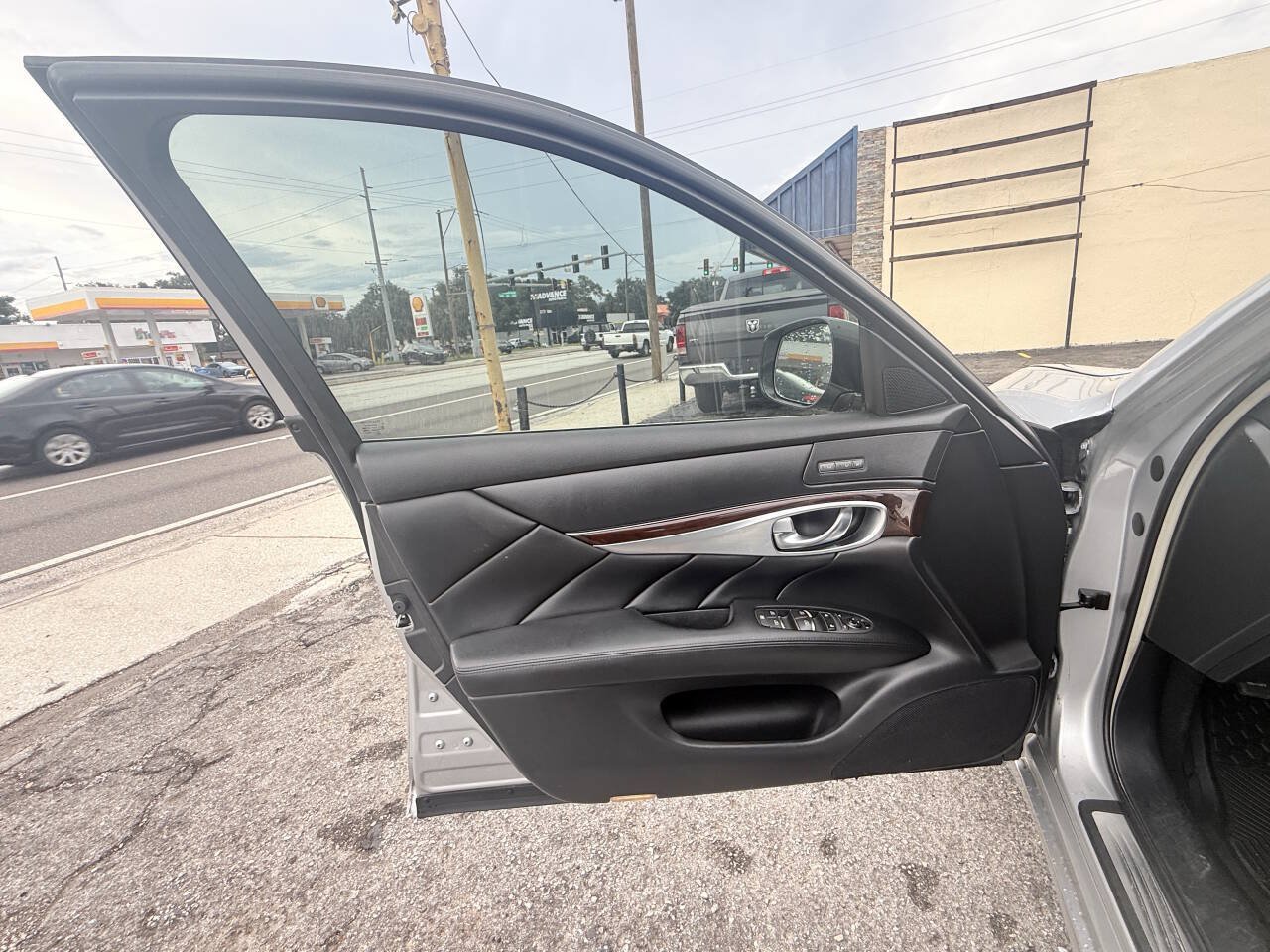 Used 2018 INFINITI Q70 Luxe AWD/4WD image 11