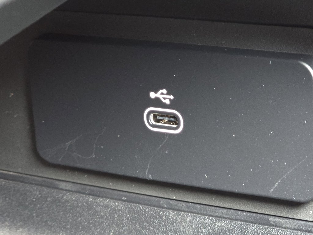 New 2025 Land Rover Defender 110 X-Dynamic SE image 13