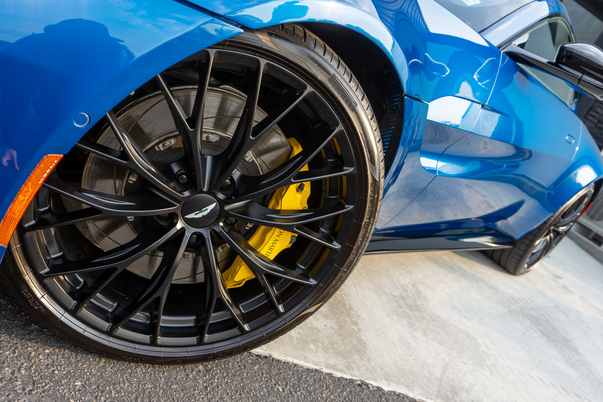 Used 2022 Aston Martin V8 Vantage Coupe image 4