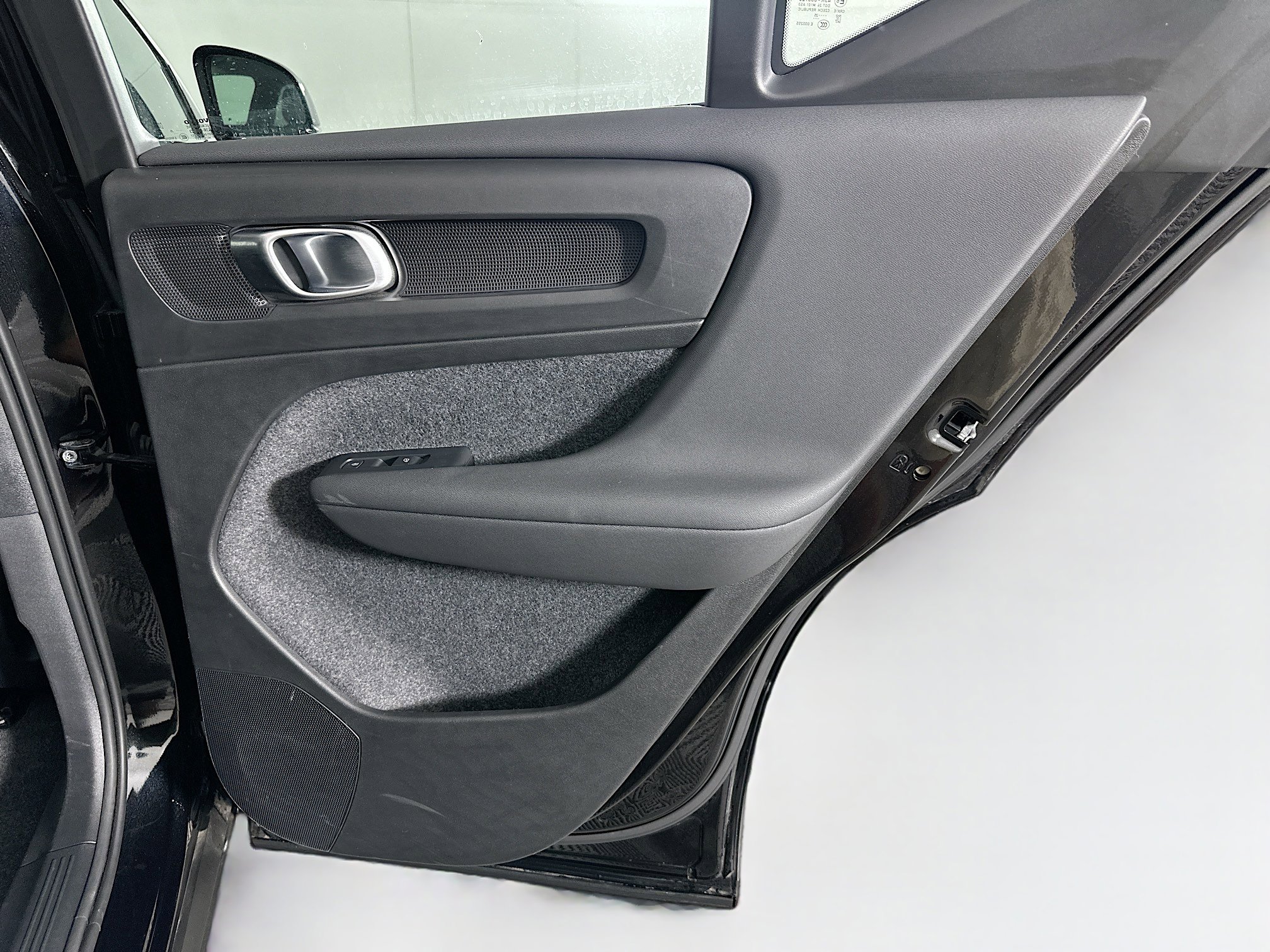 Used 2025 Volvo XC40 B5 Plus image 30