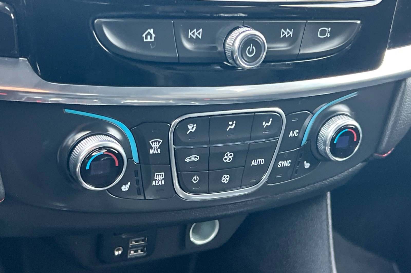 Used 2023 Chevrolet Traverse RS image 30