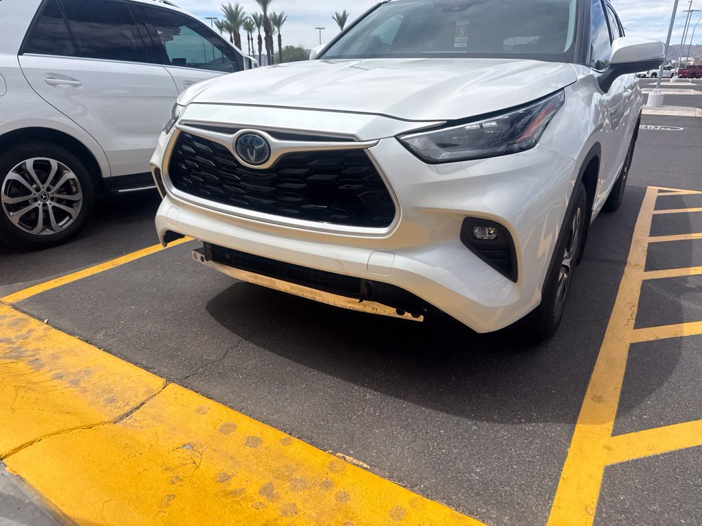 Used 2020 Toyota Highlander XLE AWD/4WD image 2