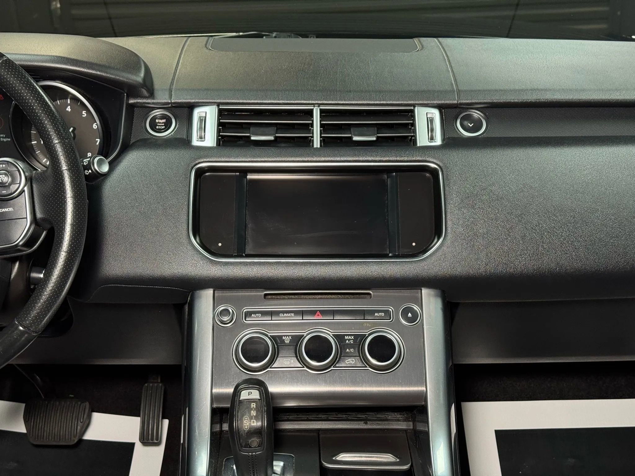 Used 2016 Land Rover Range Rover Sport SE image 32