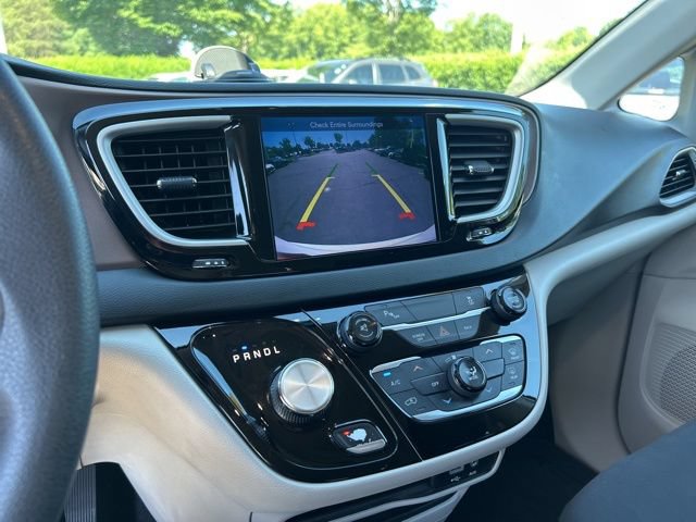 Used 2017 Chrysler Pacifica Touring FWD image 25