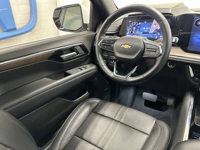 Used 2025 Chevrolet Suburban High Country AWD/4WD image 12