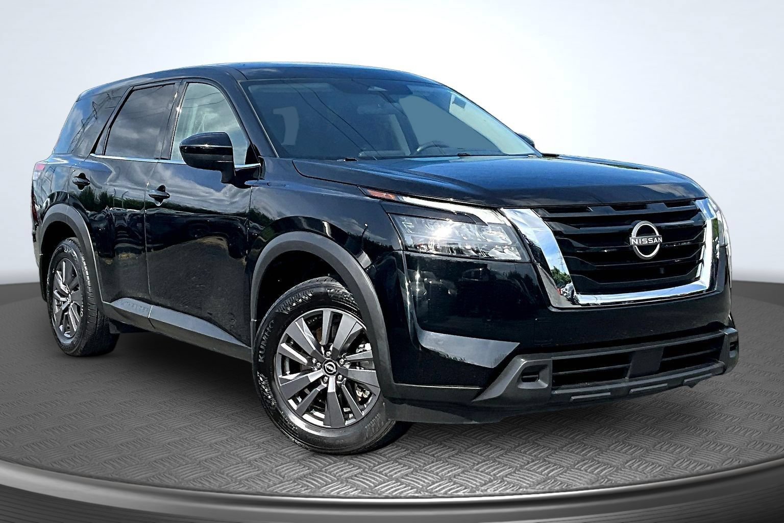 Used 2023 Nissan Pathfinder S FWD image 2