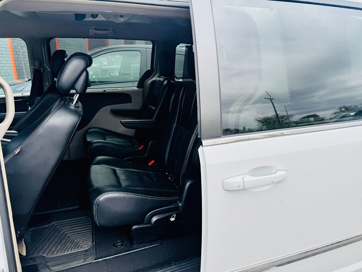Used 2016 Chrysler Town & Country Touring FWD image 17