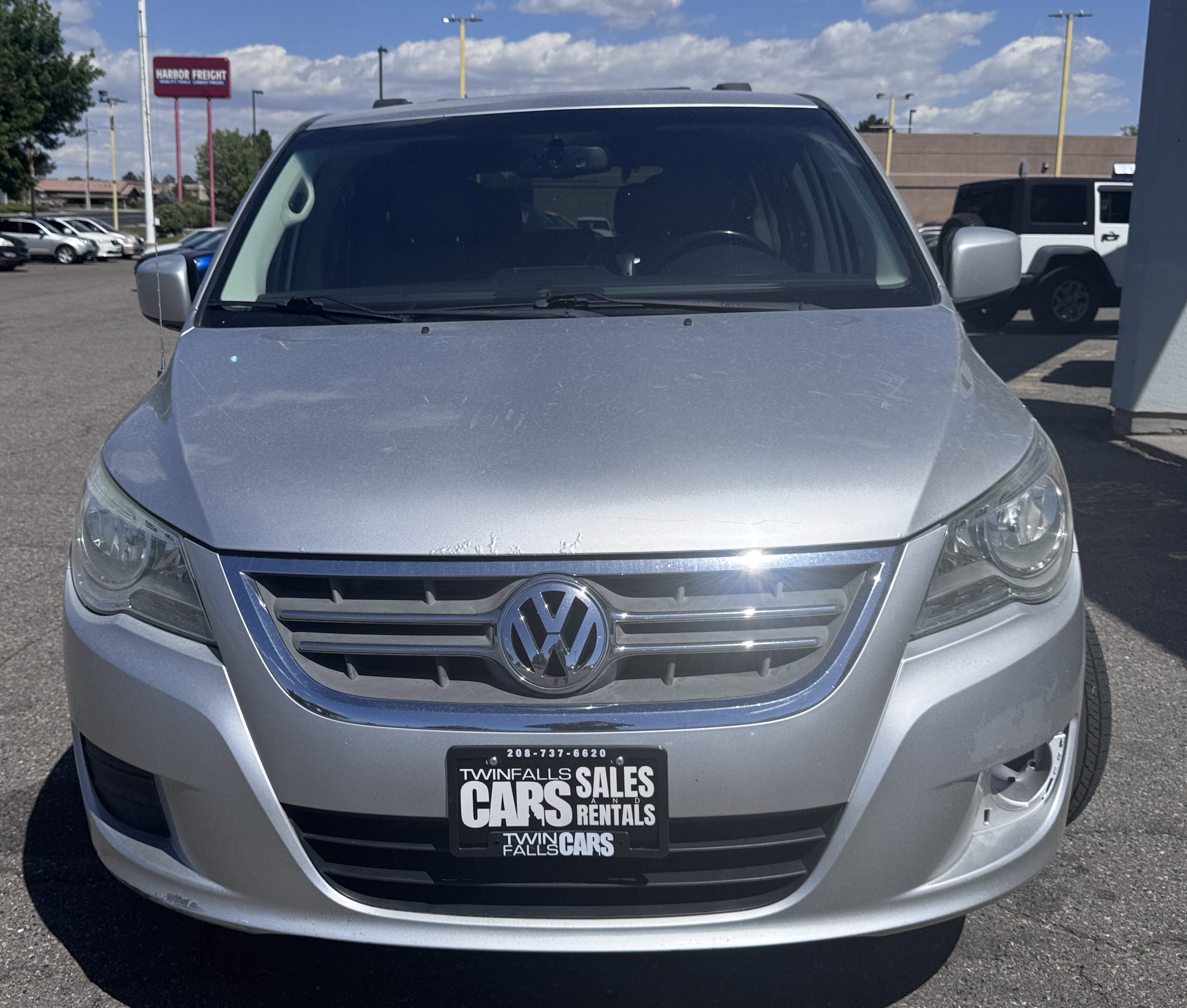 Used 2011 Volkswagen Routan SEL FWD image 3