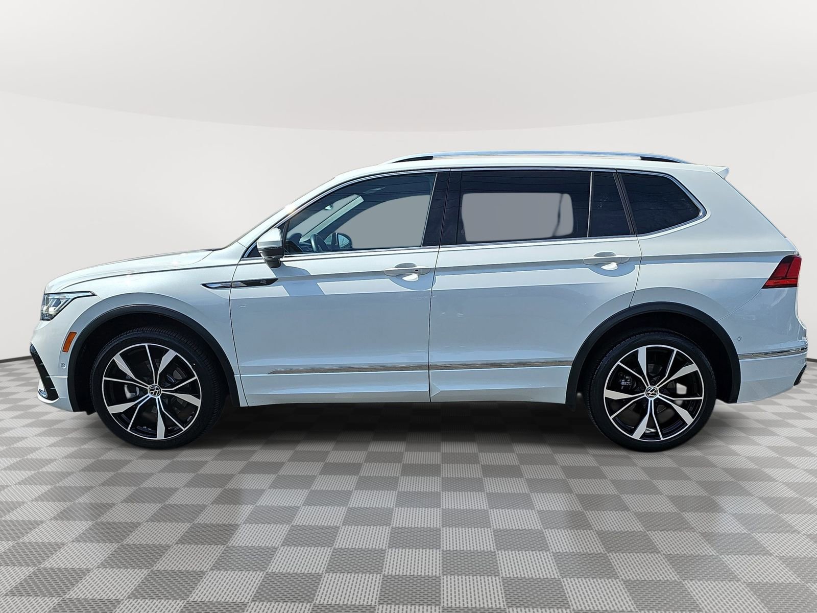 Used 2023 Volkswagen Tiguan SEL R-Line AWD/4WD image 8