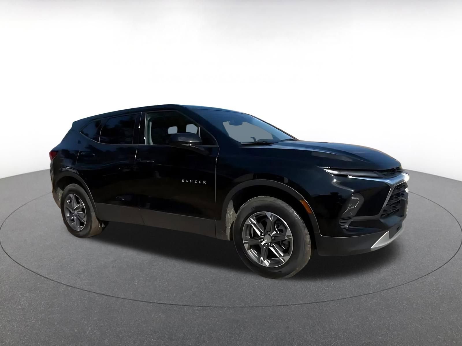 Used 2025 Chevrolet Blazer LT image 2