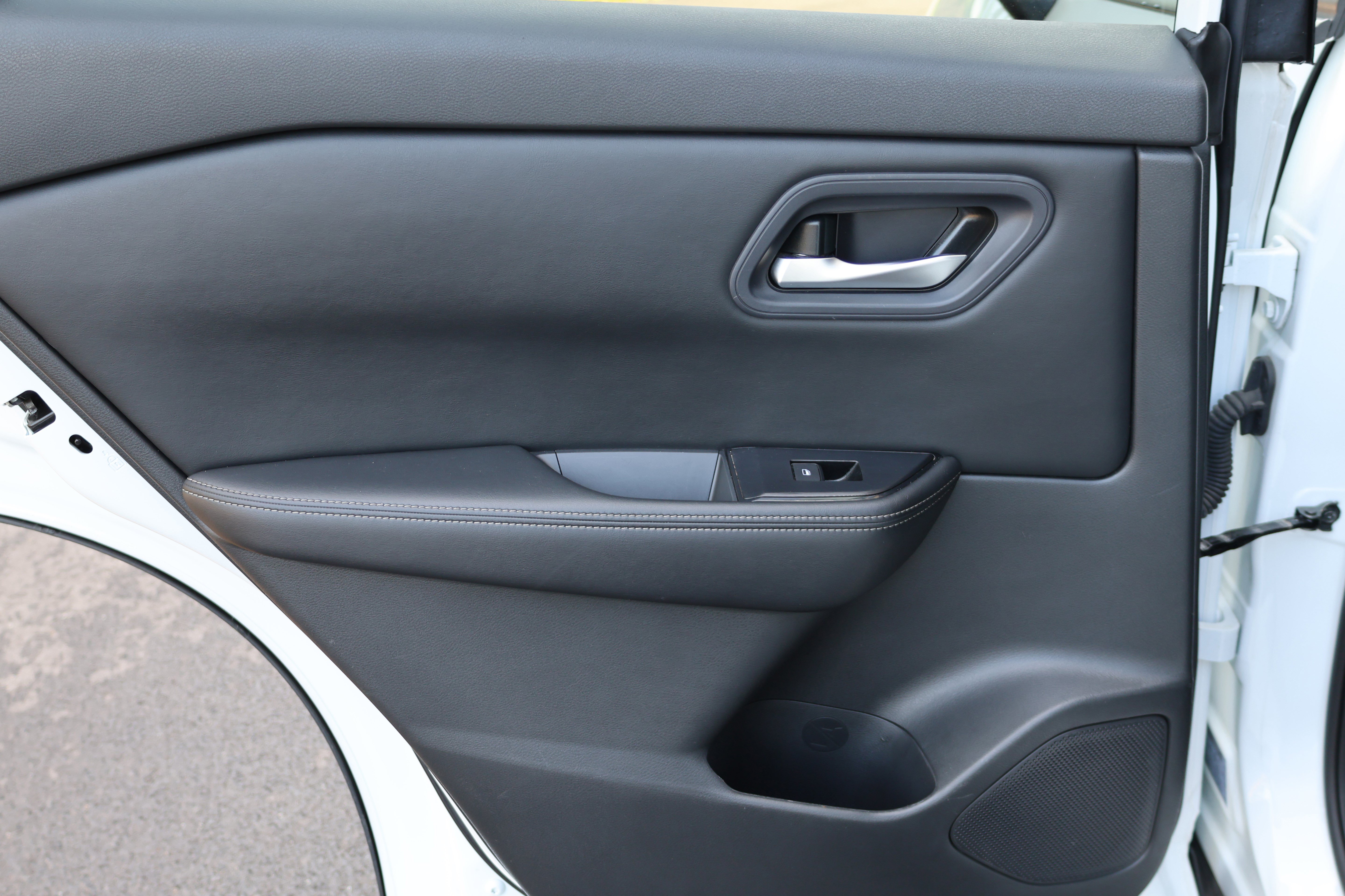 Used 2024 Nissan Rogue SV AWD/4WD image 15