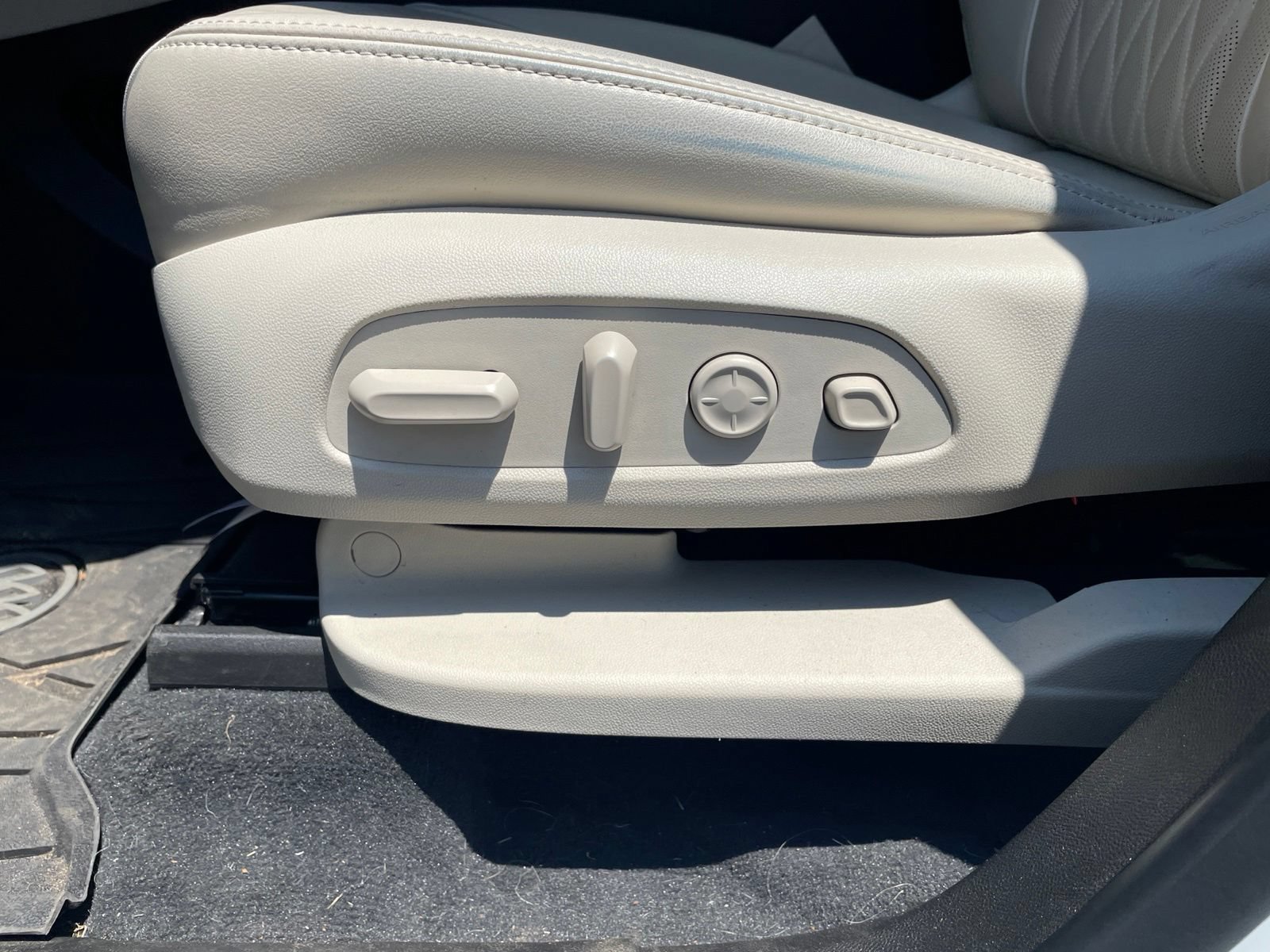 Used 2022 Buick Enclave Avenir w/ Avenir Technology Package FWD image 15