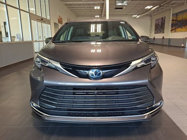 Used 2024 Toyota Sienna Platinum AWD/4WD image 2