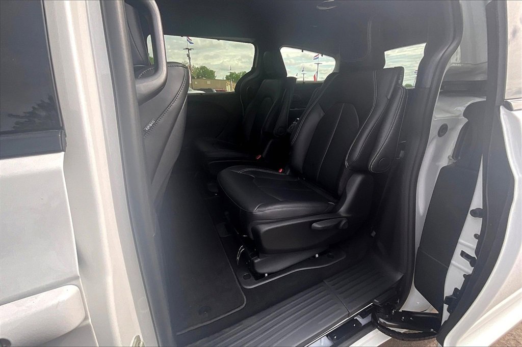 New 2024 Chrysler Pacifica Select w/ Uconnect Theater Family Group image 10
