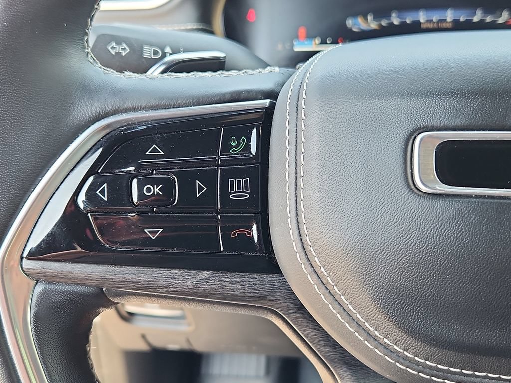 Certified 2022 Jeep Grand Cherokee Overland w/ Luxury Tech Group IV AWD/4WD image 18