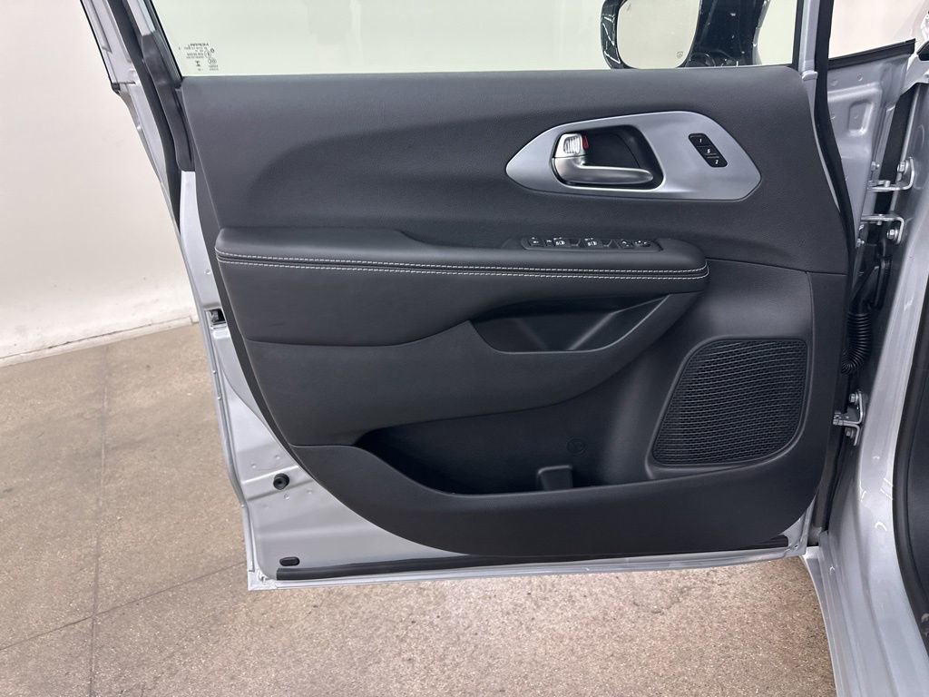 New 2026 Chrysler Pacifica Limited image 27