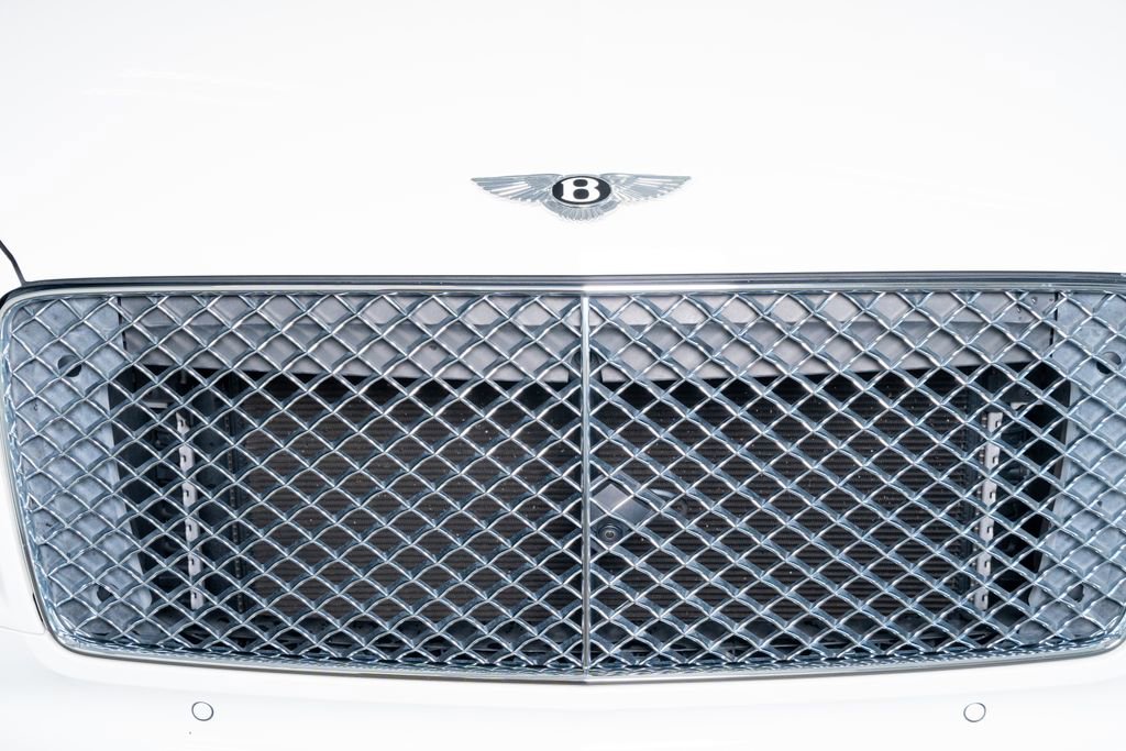 Used 2021 Bentley Bentayga Plug-In Hybrid image 16