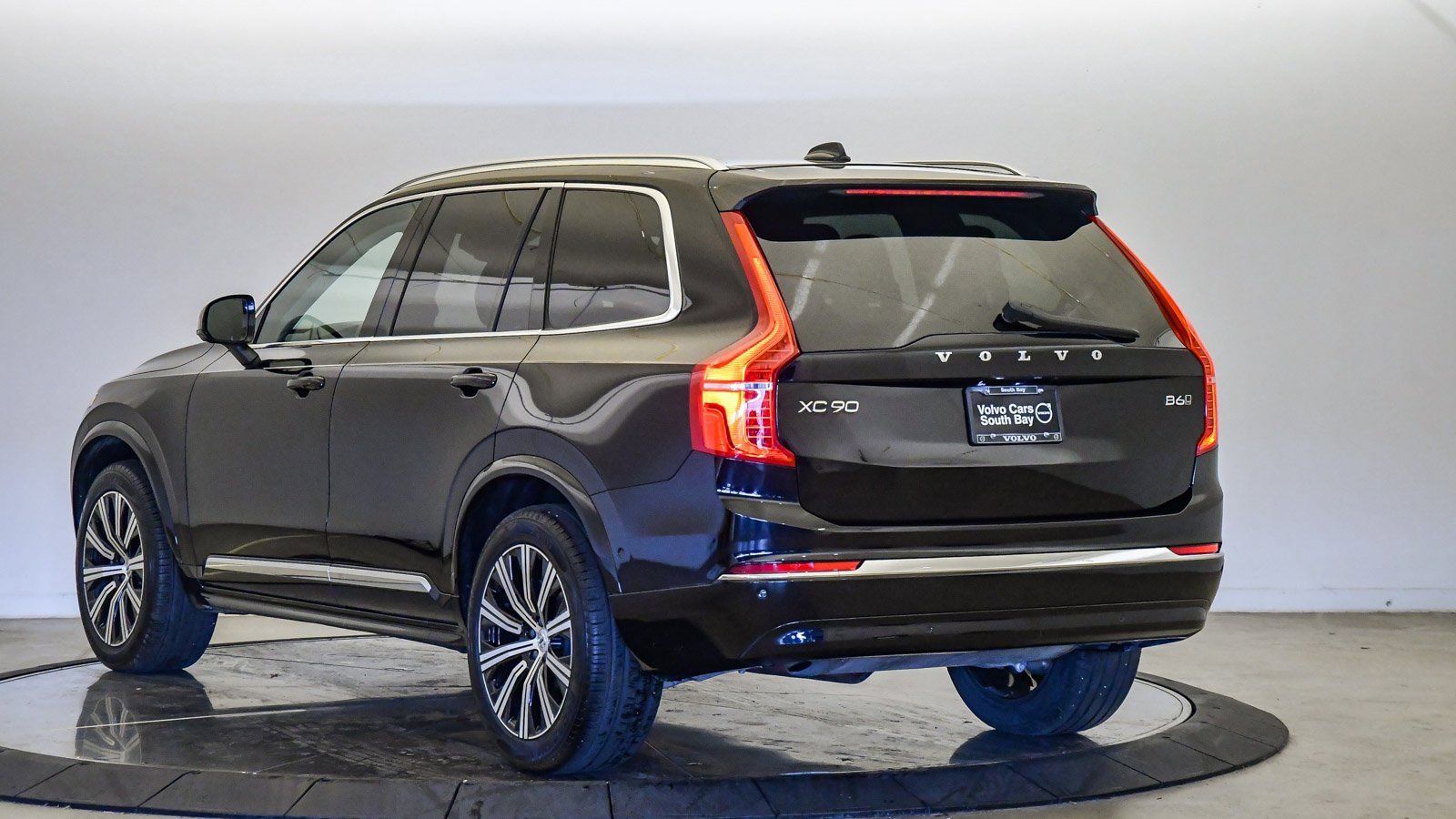 Certified 2025 Volvo XC90 B6 Plus image 2