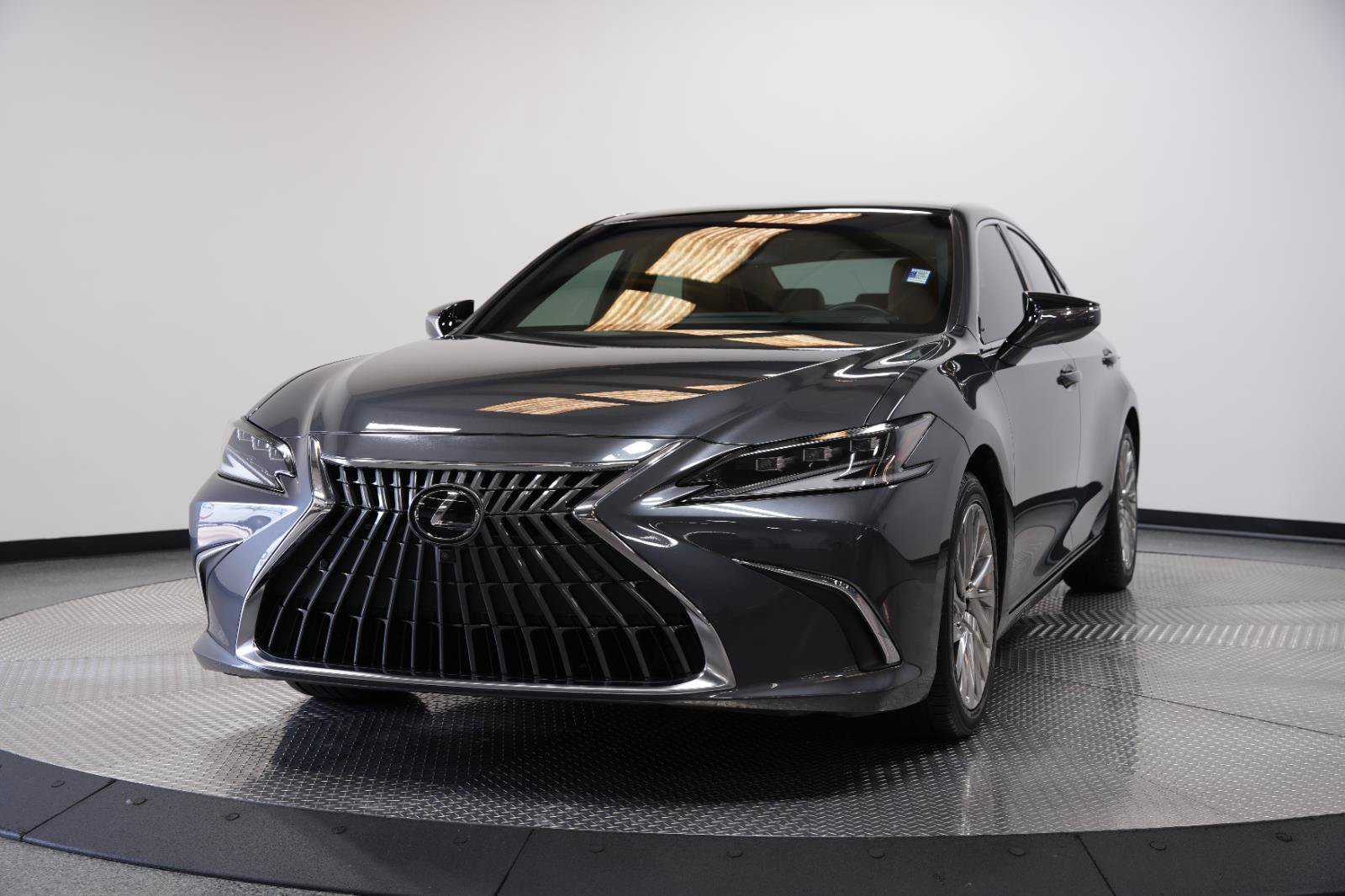 Used 2022 Lexus ES 350 Ultra Luxury w/ Accessory Package 2 FWD image 3