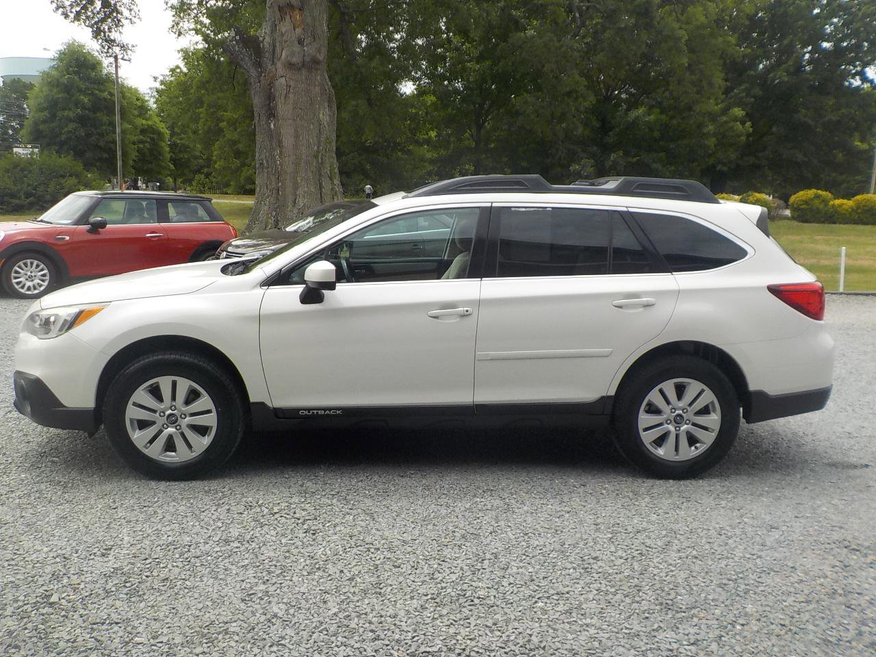 Used 2016 Subaru Outback 2.5i Premium AWD/4WD image 2