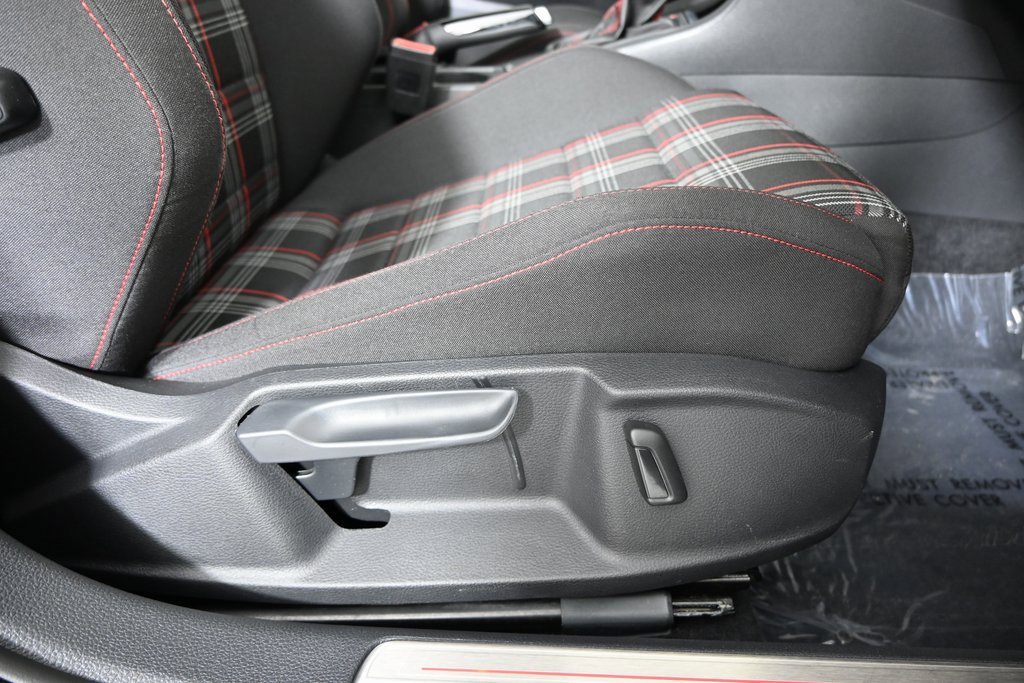 Used 2018 Volkswagen Golf 4-Door image 14