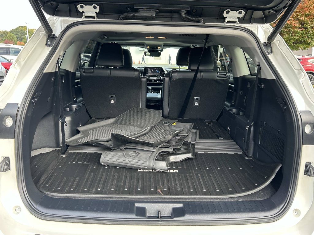Used 2020 Toyota Highlander XLE AWD/4WD image 12