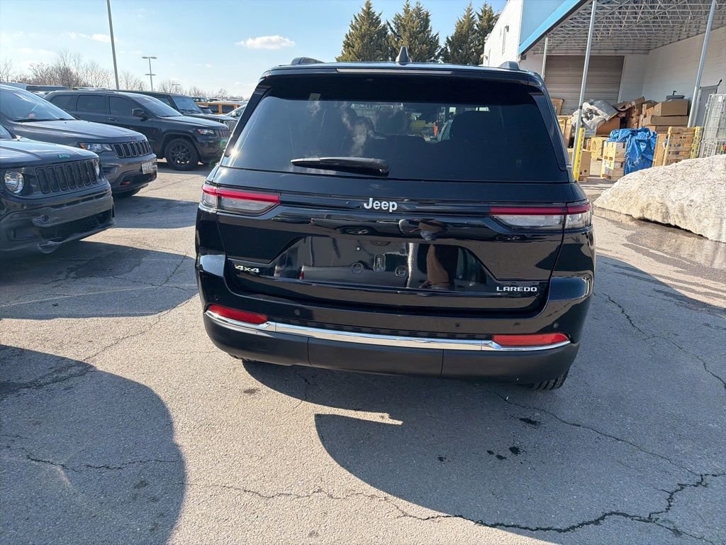 Used 2025 Jeep Grand Cherokee Laredo image 6