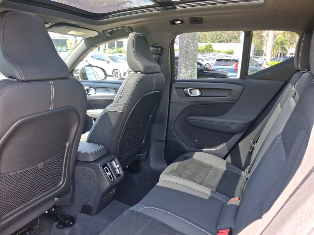 Used 2023 Volvo XC40 B5 Plus w/ Climate Package image 7