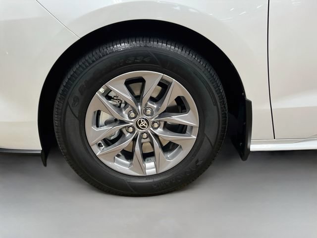 Used 2026 Toyota Sienna XLE FWD image 33