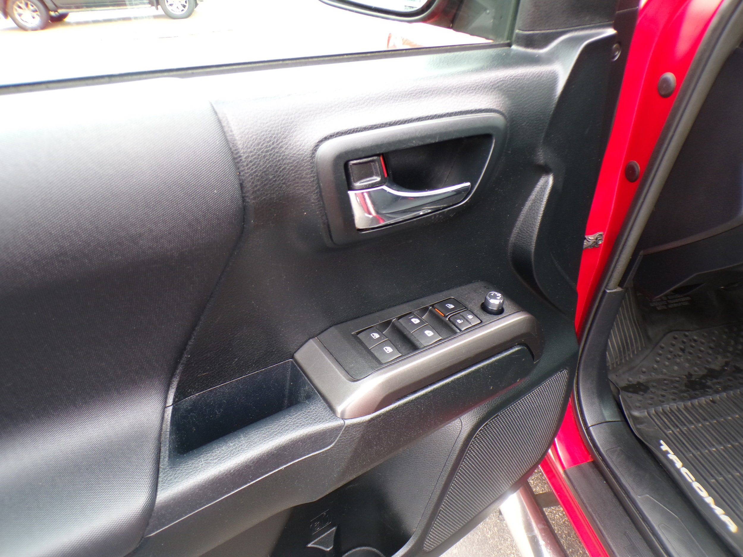 Used 2017 Toyota Tacoma SR image 7