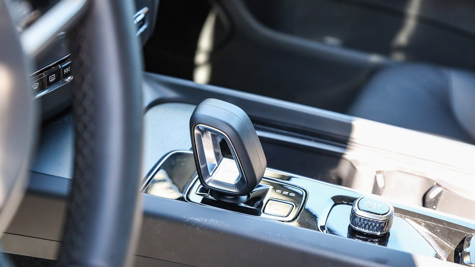 Used 2025 Volvo XC60 B5 Plus image 22