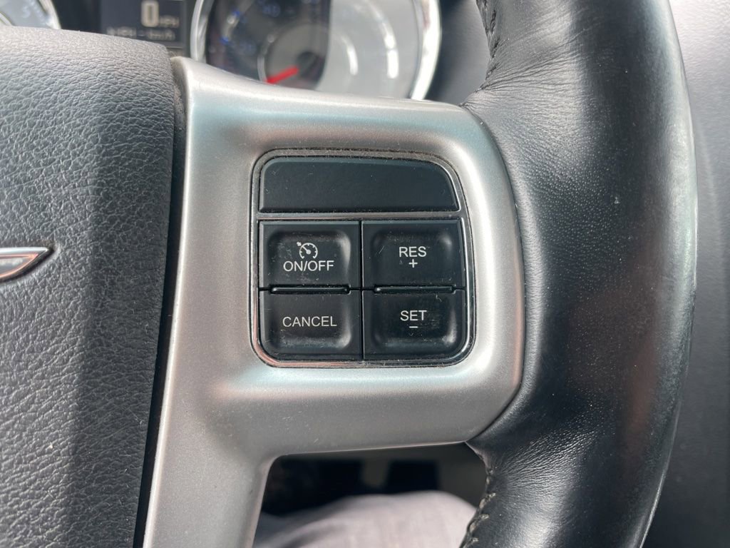 Used 2016 Chrysler Town & Country Touring w/ Driver Convenience Group image 18