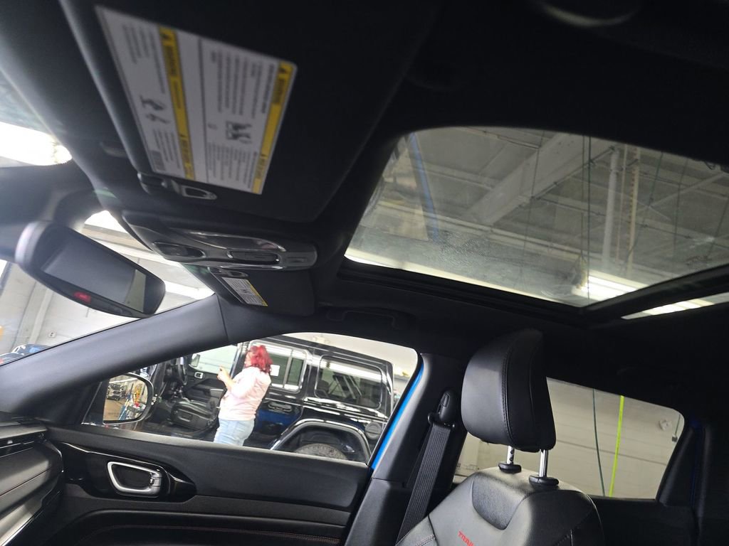 Used 2025 Jeep Compass Trailhawk w/ Trailhawk Elite Group image 8