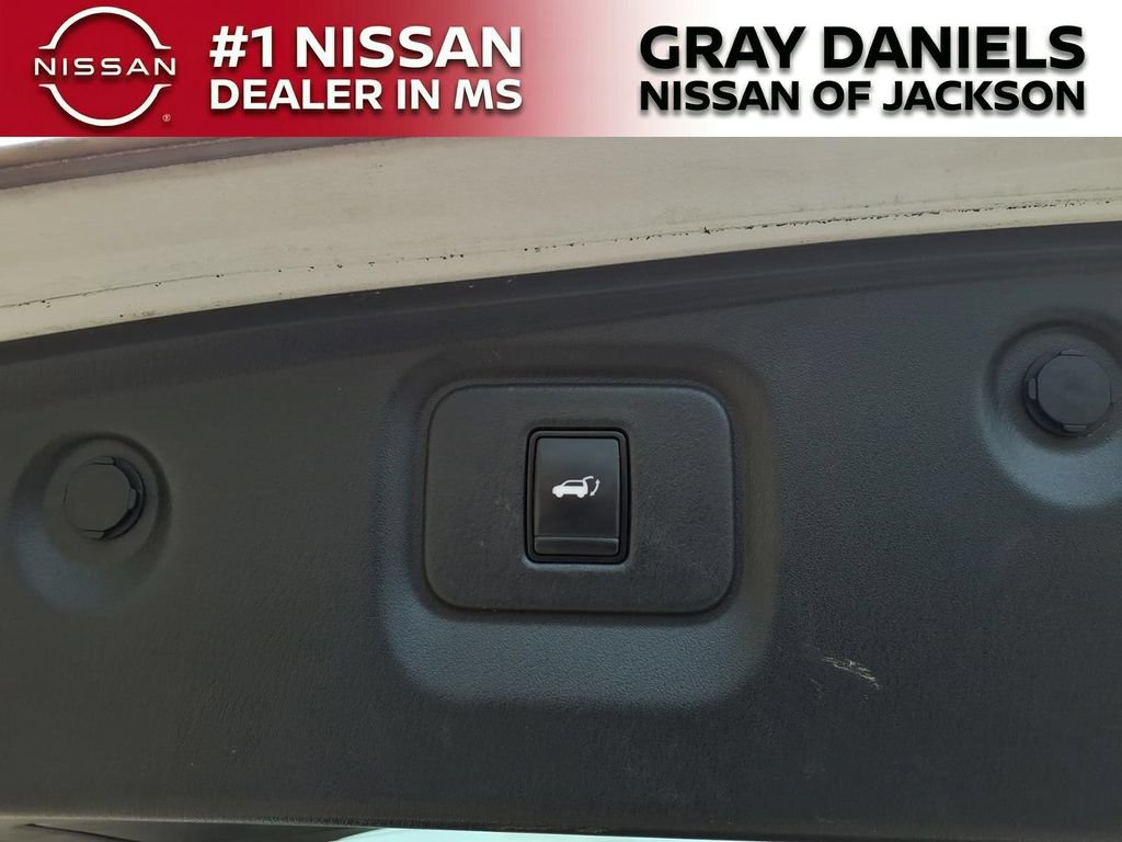 Used 2017 Nissan Pathfinder SL w/ SL Tech Package AWD/4WD image 9