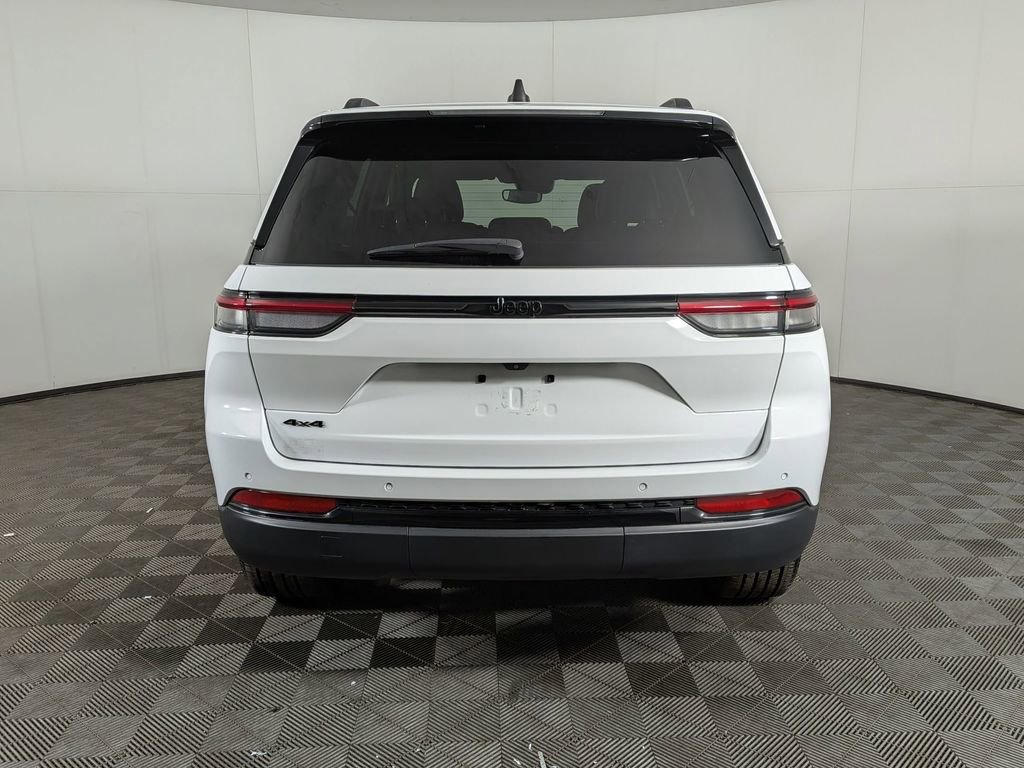 Certified 2024 Jeep Grand Cherokee Altitude image 4