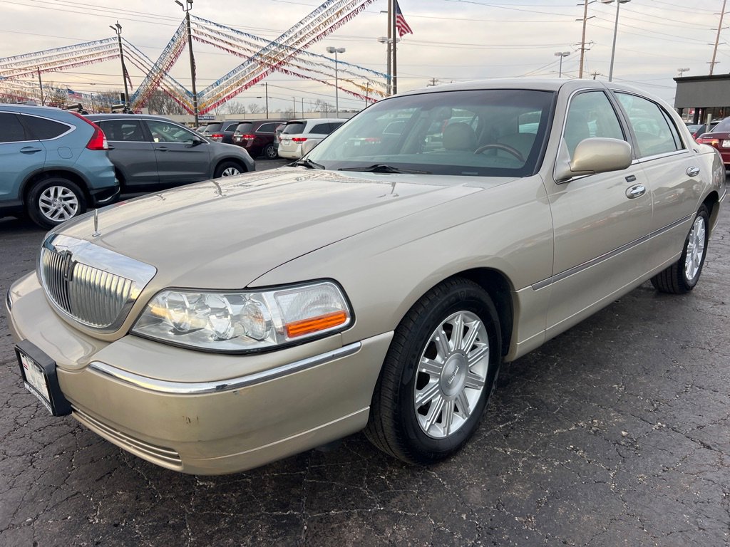 Used 2009 Lincoln Town Car Signature Limited image 3