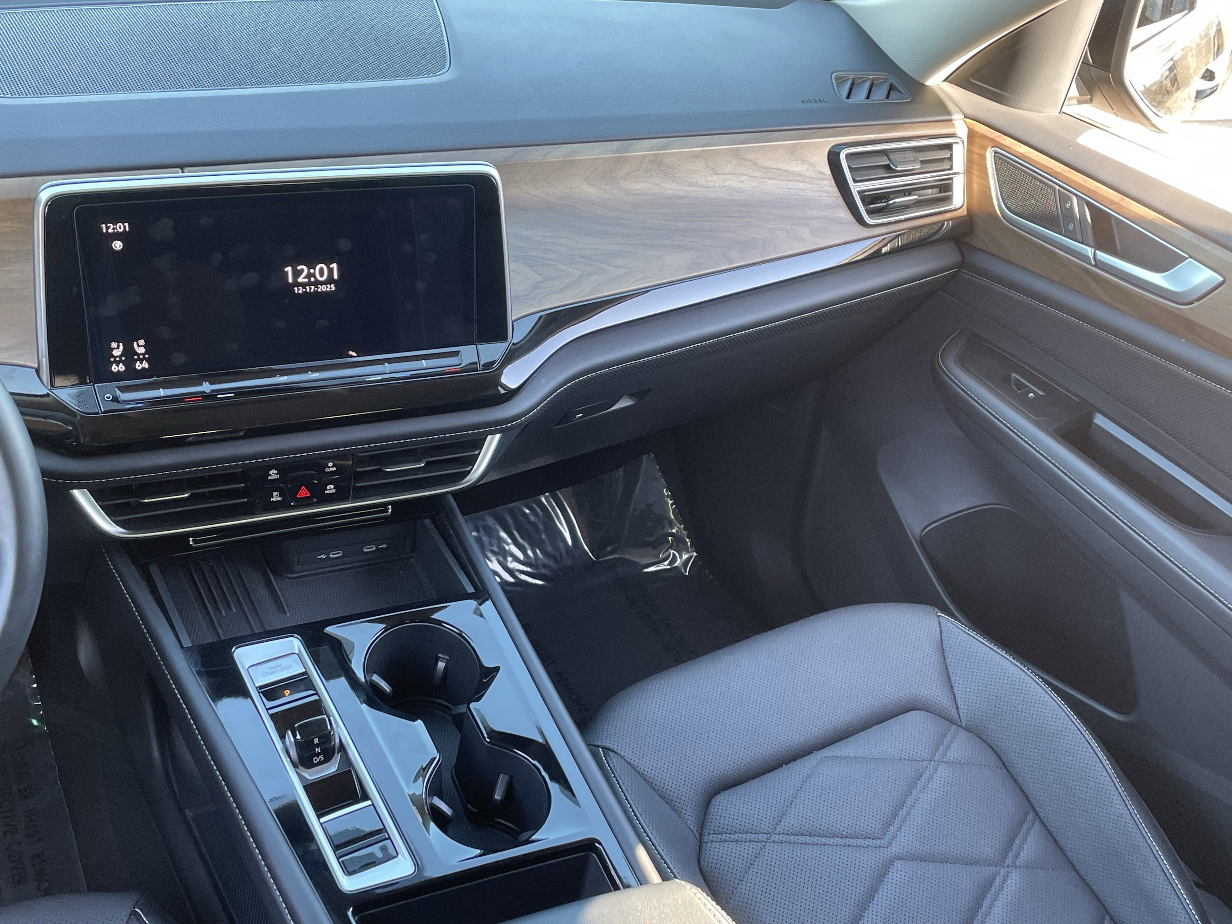 Used 2025 Volkswagen Atlas SE image 15