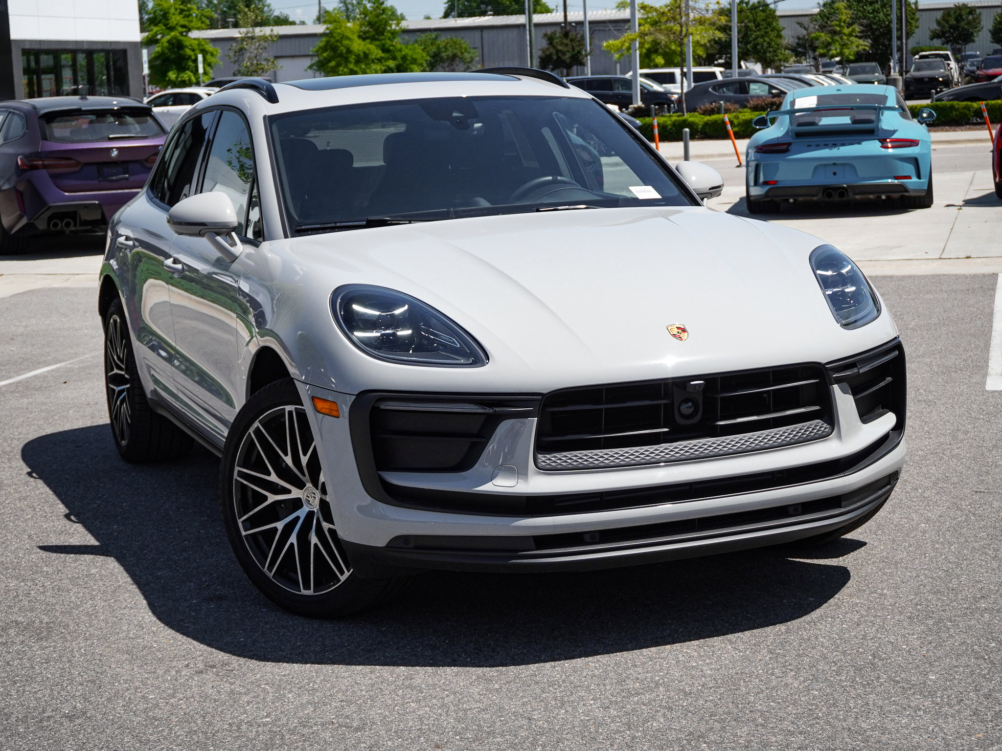 Used 2025 Porsche Macan AWD/4WD image 2