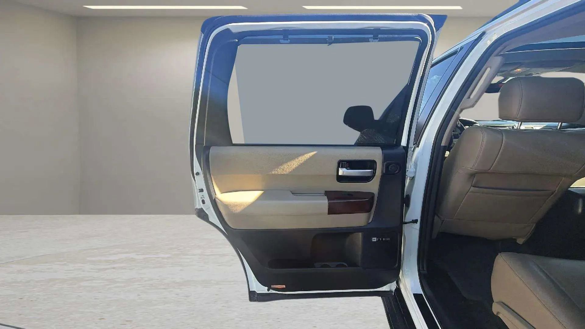 Used 2016 Toyota Sequoia Platinum image 27