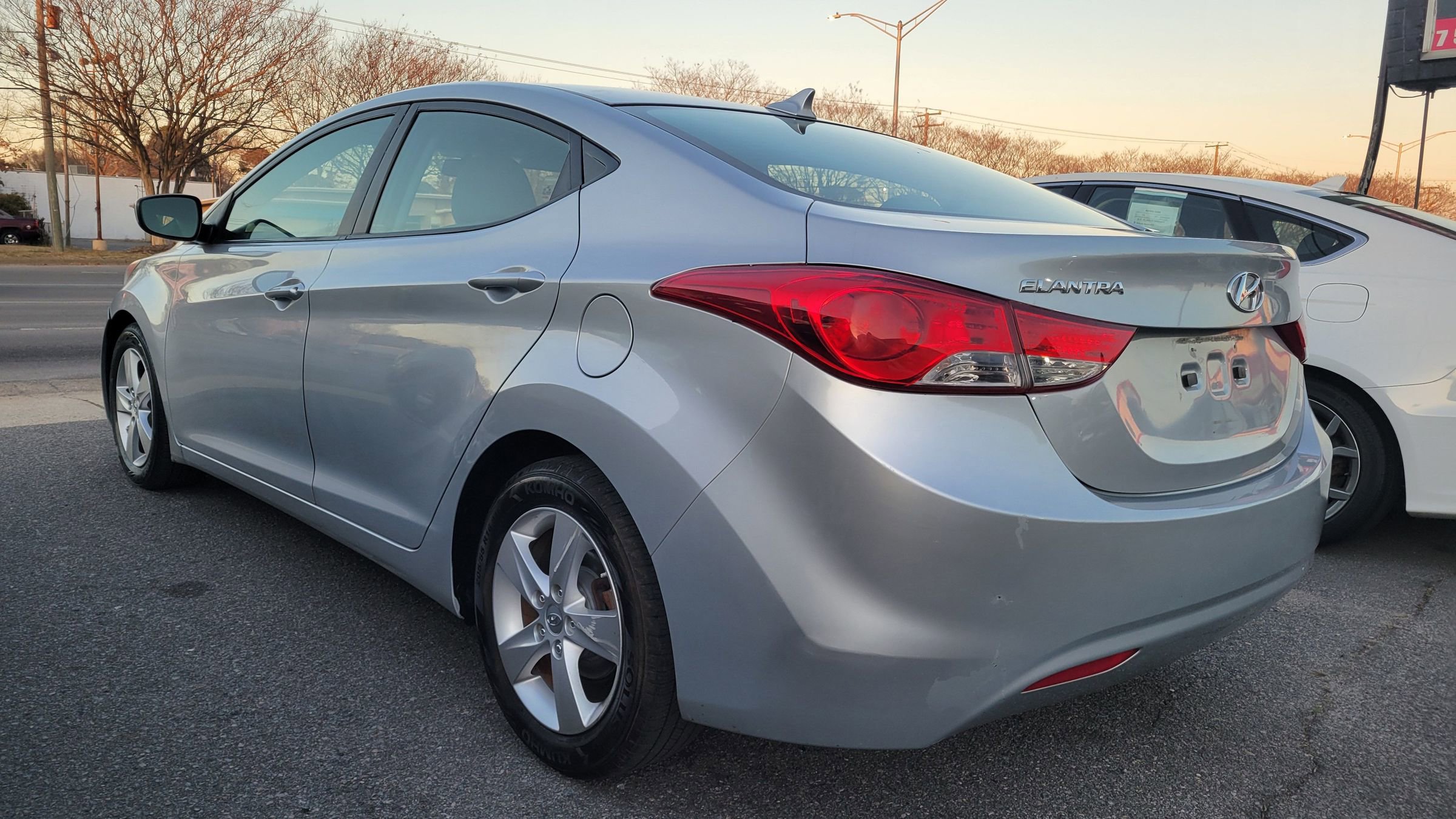 Used 2013 Hyundai Elantra GLS w/ Preferred Pkg image 2