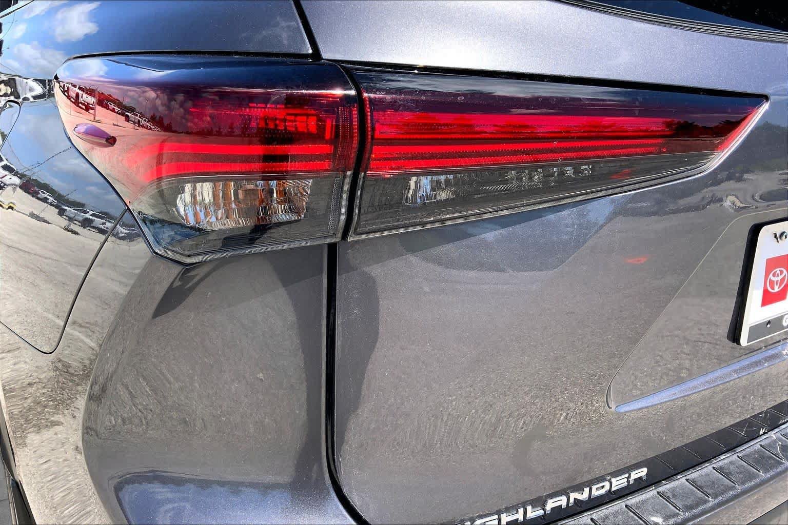 Used 2024 Toyota Highlander XLE FWD image 28