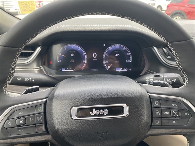 Used 2024 Jeep Grand Cherokee Limited AWD/4WD image 21
