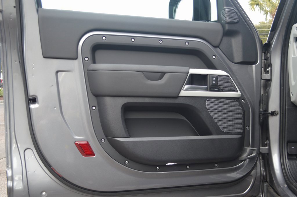 Used 2024 Land Rover Defender 90 X-Dynamic SE image 15