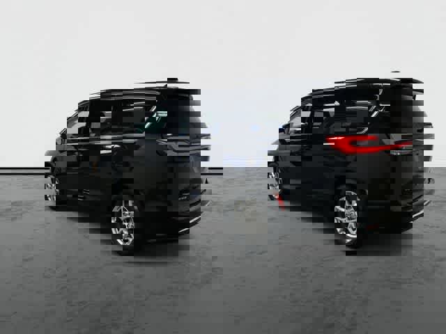 Used 2025 Chrysler Pacifica Select image 9