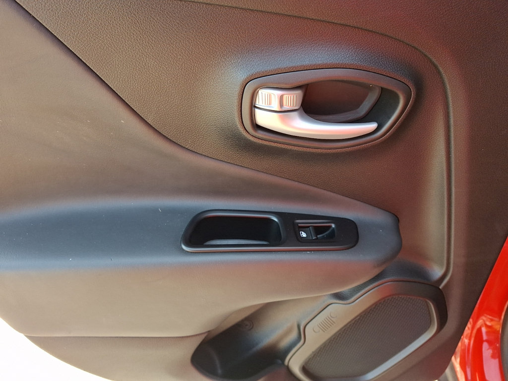 Used 2023 Jeep Renegade Latitude AWD/4WD image 19