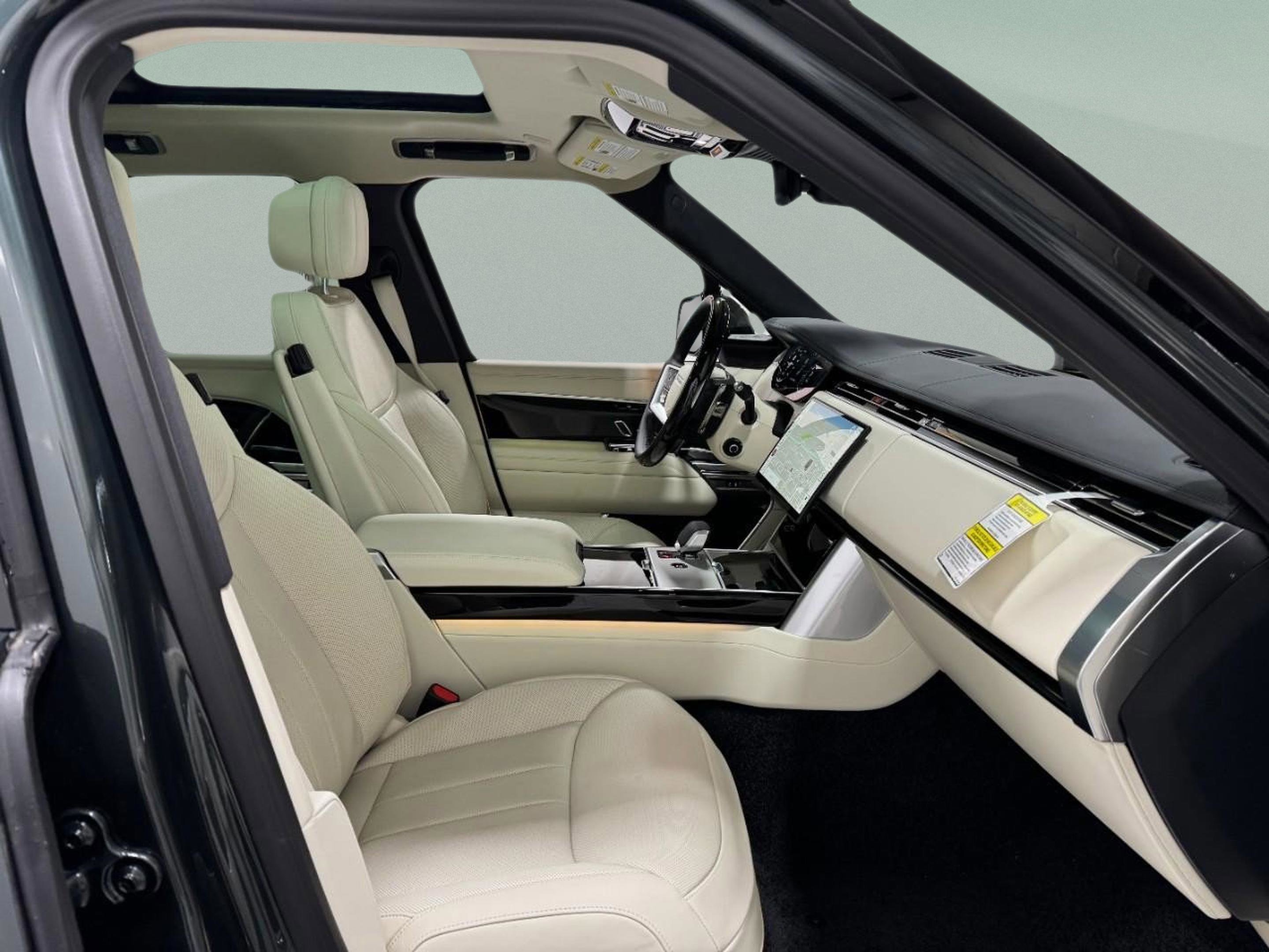 New 2025 Land Rover Range Rover SE image 18