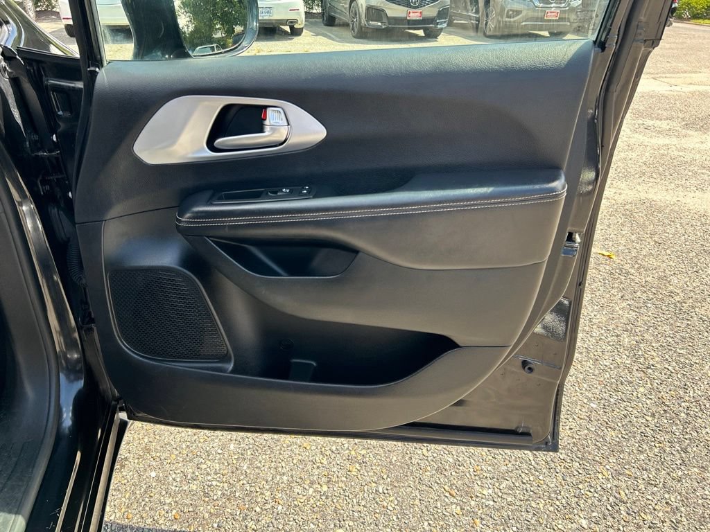 Used 2018 Chrysler Pacifica Touring-L Plus w/ S Appearance Package FWD image 26