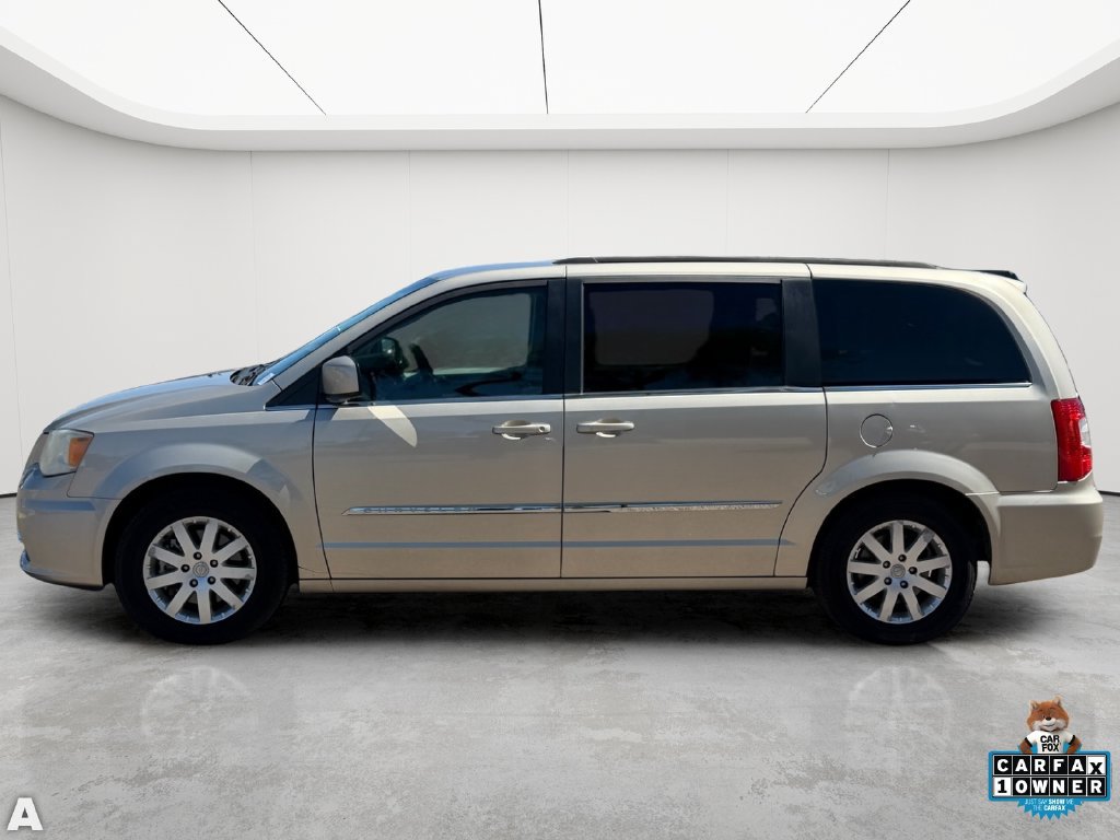 Used 2014 Chrysler Town & Country Touring FWD image 3
