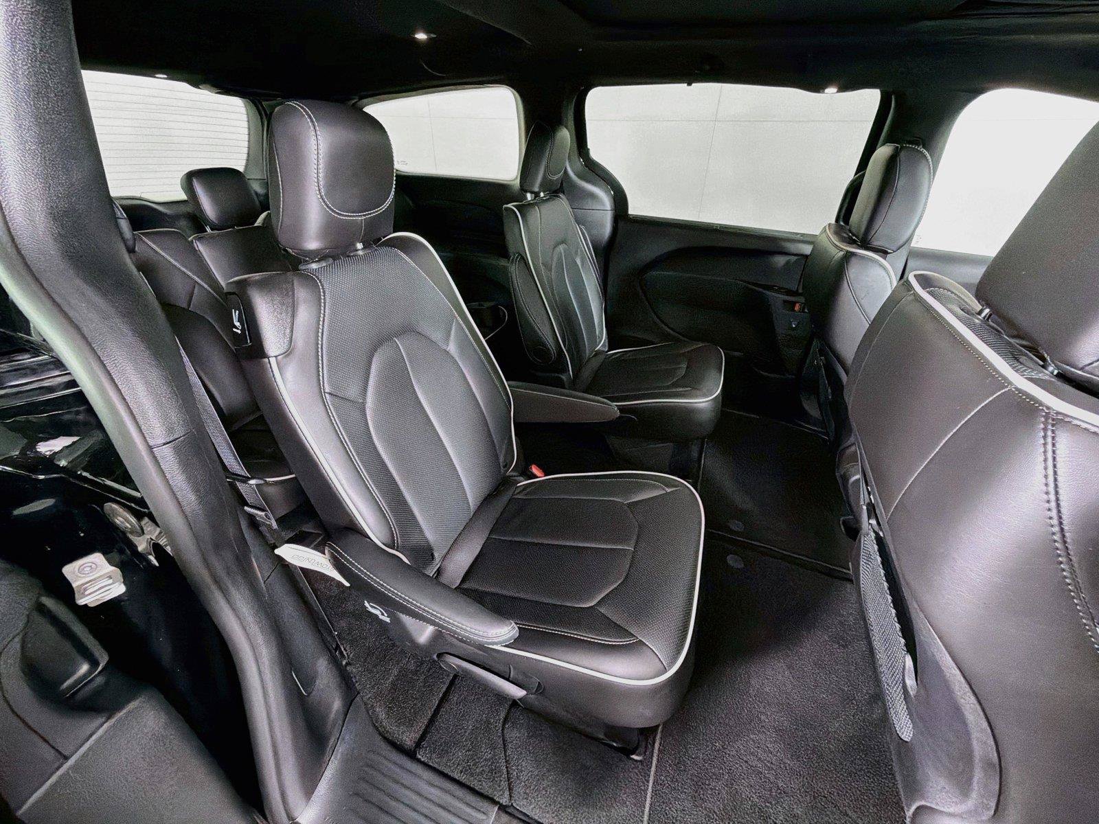 Used 2027 Chrysler Pacifica Limited FWD image 30
